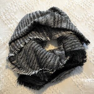 Banana Republic Black & White Winter Scarf
